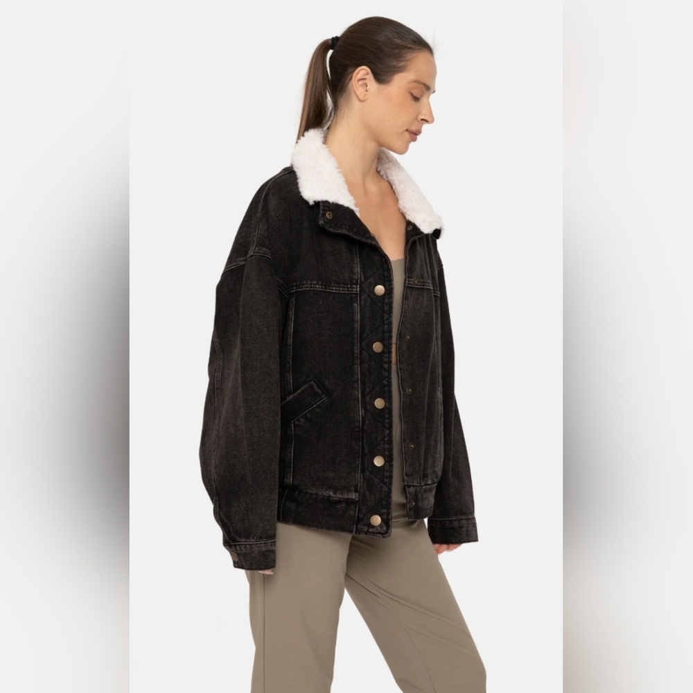 Women's Sherpa Collar Denim Jacket - Picture 3 of 9